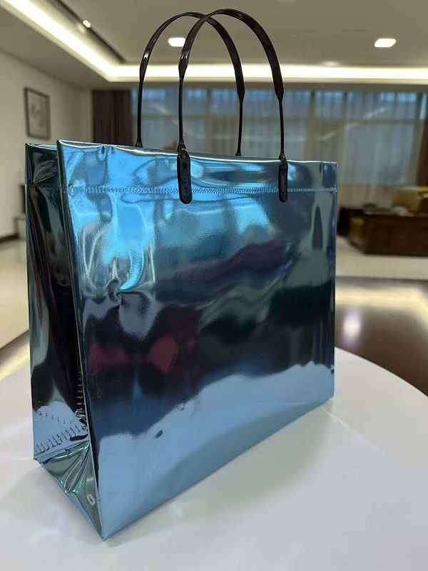 RGS PACKAGING a lancé un nouveau sac fourre-tout cadeau laminé avec film laser monochrome