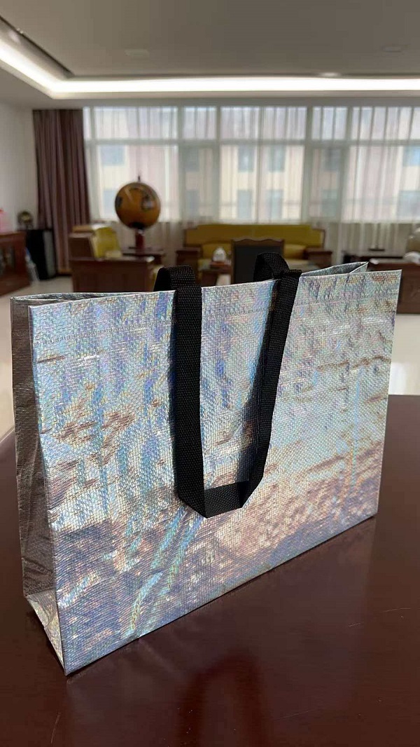 Le nouveau sac fourre-tout tissé avec film laser de RGS PACKAGING