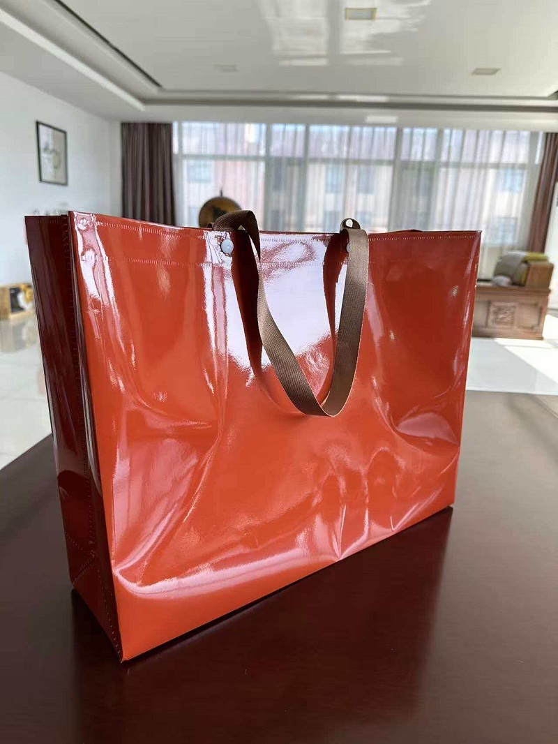 Les nouveaux sacs fourre-tout cadeaux brillants en PP et PP laminés de RGS PACKAGING sont maintenant disponibles